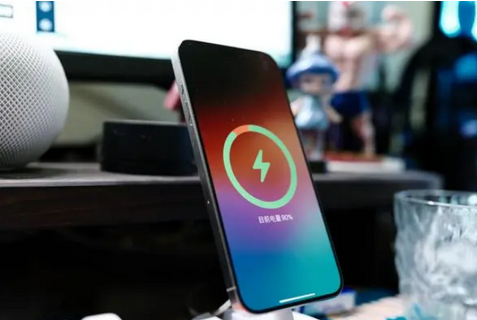 徐州苹果15换屏服务分享用什么充电器给iPhone15充电更好 